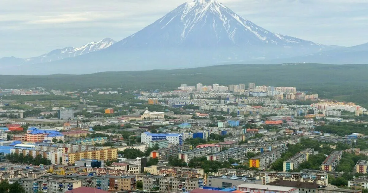 Росприроднадзор требует с Камчатского водоканала более 450 миллионов Дальневосточное управление Федеральной службы по надзору в сфере природопользования обратилось в Арбитражный суд с иском к КГУП Камчатский водоканал о взыскании задолженности по плате за негативное воздействие на окружающую среду в размере 459 5 млн руб Камчатский водоканал при исчислении платы за сбросы загрязняющих веществ в воду необоснованно применял понижающий коэффициент Кпр равный 1 вместо предусмотренного законодательством коэффициента 100 не имея на то правовых оснований Росприроднадзор произвел доначисление платы за негативное воздействие на окружающую среду за три года в общем размере 459 5 млн руб Ведомство требовало у организации добровольно внести доначисленную плату но требование было проигнорировано после чего истец обратился в арбитражный суд РБК Восток в Telegram и MAX