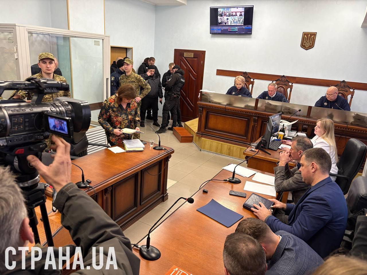 Адвокат арестованного детектива НАБУ Магамедрасулова передал суду документ подтверждающий что его клиент принимал участие в расследовании дела Миндича Ранее об этом заявлял и сам детектив Он считает что это и стало причиной его задержания СБУ Вчера его отца отпустили из СИЗО под ночной домашний арест Официально обоих обвиняют в ведении бизнеса в РФ Сейчас в Киевском апелляционном суде началось рассмотрение апелляционной жалобы и самого Магамедрасулова Сайт Страна X Twitter Прислать новость фото видео Реклама на канале Помощь