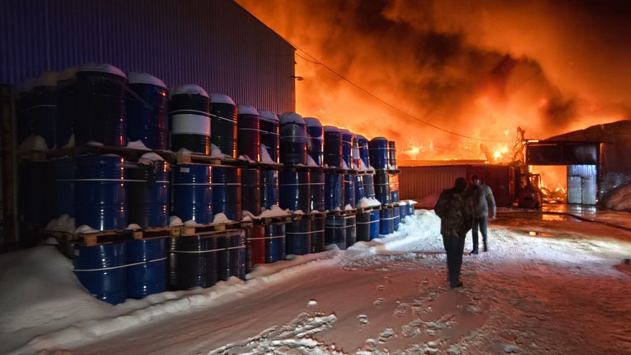 Огромный цех вспыхнул под Екатом  В поселке Полеводство загорелся склад вместе с цехом по производству полиэтилена. Площадь пожара более 1000 квадратных метров.   На место прибыли пожарные. О пострадавших пока нет информации. Подробности уточняем в МЧС.   : ИА «Ночные новости»