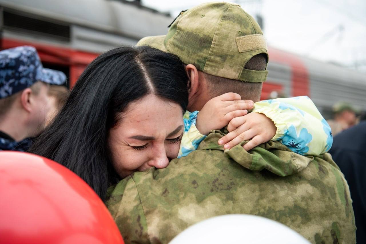 В Приморье участников СВО и их семьи освободили от налога на имущество  Участники СВО из Приморья освобождены от налога на имущество. Поддержка участников СВО и их семей является одним из главных приоритетов в работе правительства Приморского края и губернатора Олега Кожемяко.    Приморье имеет один из самых больших в стране перечней льгот для участников СВО и членов их семей. И, по поручению Олега Кожемяко, перечень постоянно дополняется, благодаря обращениям бойцов и их семей.  Льгота будет предоставляться на недвижимость, находящуюся в собственности у приморских героев, начиная с 2022 года. Льгота действует для всех налоговых периодов, в которых ребята выполняли задачи в рамках СВО.    По данным Федеральной налоговой службы, право на льготу будут иметь участники СВО. В том числе сотрудники войск национальной гвардии, выполняющие задачи в зоне конфликта добровольцы и их семьи. Для получения льготы необходимо подать заявление в налоговый орган или воспользоваться онлайн-сервисами.