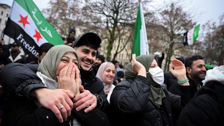 Сирийцы возглавили волну натурализации в Германии По данным Welt am Sonntag, в 2024 году гражданство ФРГ получили почти 250 000 человек — это максимум с 2000 года. Больше всего паспортов выдали сирийцам — тем, кто прибыл во время миграционного кризиса 2015–2016 годов. Причина — новый закон, позволяющий получить гражданство уже через 5 лет проживания, при этом без отказа от предыдущего паспорта.