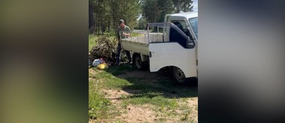 Водитель грузовика сбросил мусор в неположенном месте в селе Карповка Читинского округа Сегодня в селе Карповка Читинского округа водитель грузовика сбросил мусор в неположенном месте. Данный факт был зафиксирован очевидцем - сообщают в министерстве природных ресурсов Забайкалья. Региональный эконадзор направит заявление в полицию для установления собственника автомобиля и привлечения его к ответственности со штрафом в размере до 50 тысяч рублей. Напомним, за выгрузку или сброс отходов с использованием транспортных средств предусмотрена ответственность в виде административного штрафа от 10...