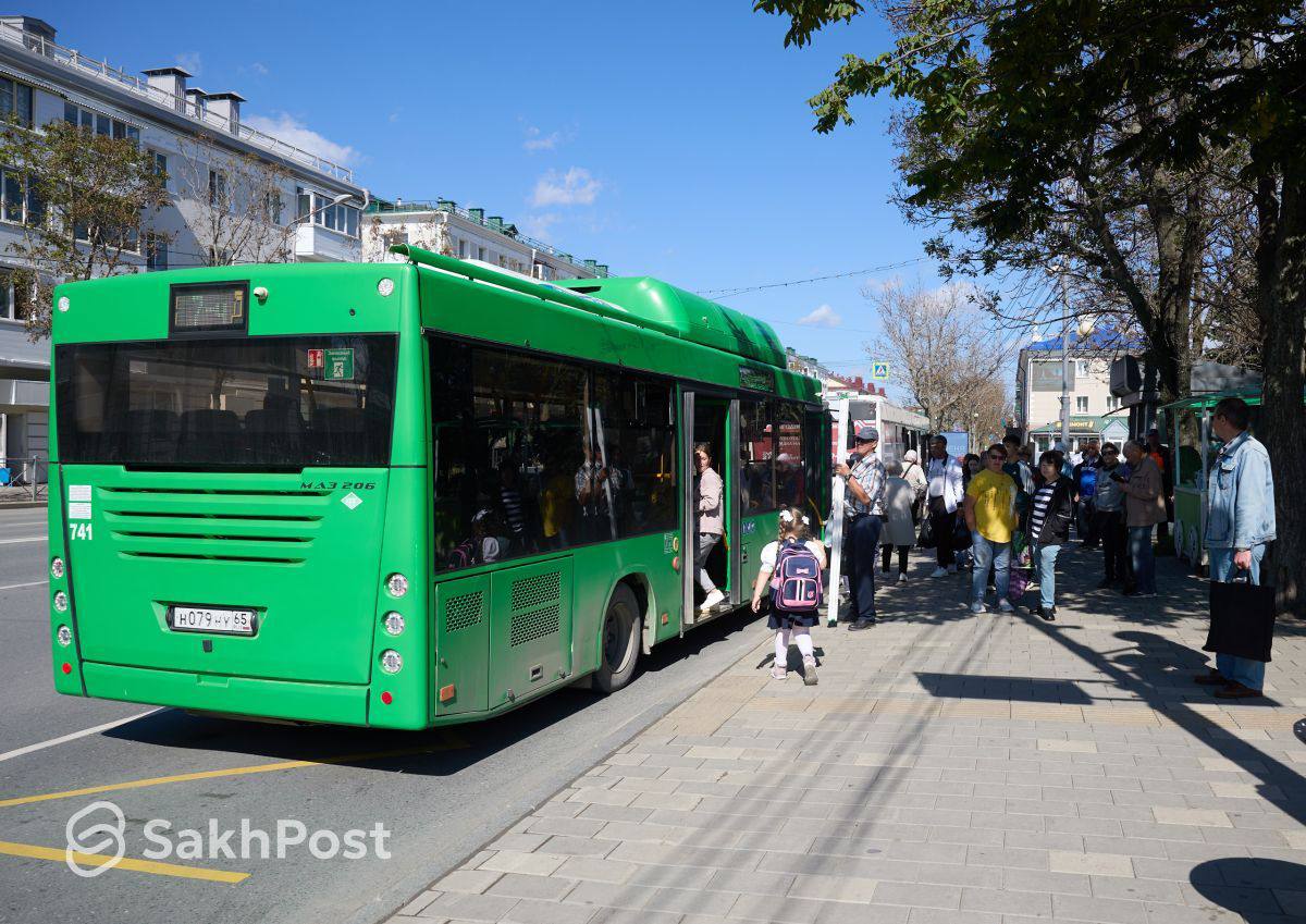 В Южно-Сахалинске создали обновленную схему движения общественного транспорта  Она упростит навигацию по городу и планирование поездок. Новые карты, выполненные по аналогии с метро-схемами, планируют установить на всех городских остановках. Первую уже разместили на павильоне у областной библиотеки.    Скачай приложение SakhPost