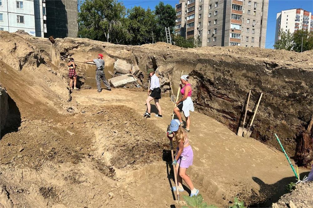 Кости четырех человек нашли при раскопках в красноярском Боготольском  В красноярском переулке Боготольском археологи нашли захоронение времен бронзового века, рассказали в департаменте градостроительства.  Кости двоих взрослых и двоих детей нашли на глубине 40-50 см. Предположительно, останкам 2-3 тыс. лет. В это время на берегу Енисея царила тагарская культура — эпоха бронзы и железа. Сейчас останки уже отправили на экспертизу в СФУ, чтобы определить возраст людей, причины смерти и особенности образа жизни. После этого их передадут в краеведческий музей.  «На территории Афонтовской горы мы обнаружили и предметы, которым порядка 11 тысяч лет. Это останки животных: рога оленей, древних козлов, бивни мамонтов. Также на участке много скребков — сточенных камней, ими пользовались люди, как мы сейчас ножами. Пока изучена небольшая часть площади, я думаю, это место нас еще не раз удивит», — рассказала археолог Зоя Гайдакова.  Археологи работают между домами 8 и 8а на Менжинского, проезд там закрыт. Раскопки должны завершиться к середине августа. После этот участок дороги откроют для движения. А специалисты перейдут на территорию от восьмого дома до Копылова. Работы здесь продлятся до сентября включительно.  После археологических раскопок начнется вынос электросетей из зоны строительства дороги. Напомним, проезд соединит Копылова и Новосибирскую, его протяженность составит 676 метров. Проезжая часть увеличится до четырёх полос.  Newslab