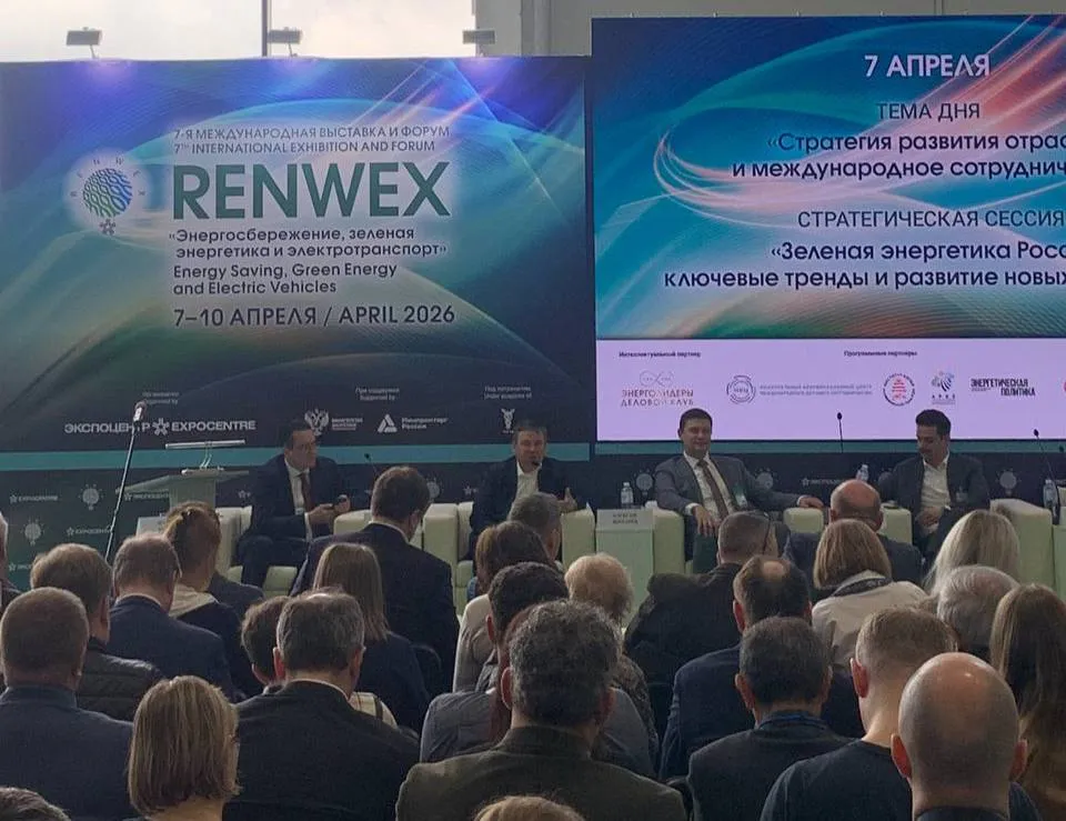 RENWEX2026 Матвей Айрапетов заместитель директора Департамента машиностроения для топливно энергетического комплекса Министерства промышленности и торговли РФ в своем выступлении подчеркнул отличные результаты по локализации производства оборудования для ВИЭ генерации на территории России Матвей отметил что достигнутые показатели промышленного производства эффективно обеспечивают возможность поставки оборудования и компонентов на все реализуемые в России проекты При этом Матвей акцентировал внимание что еще достаточно серьезная работа предстоит в направлении дальнейшего углубления локализации Подписаться на АРВЭ