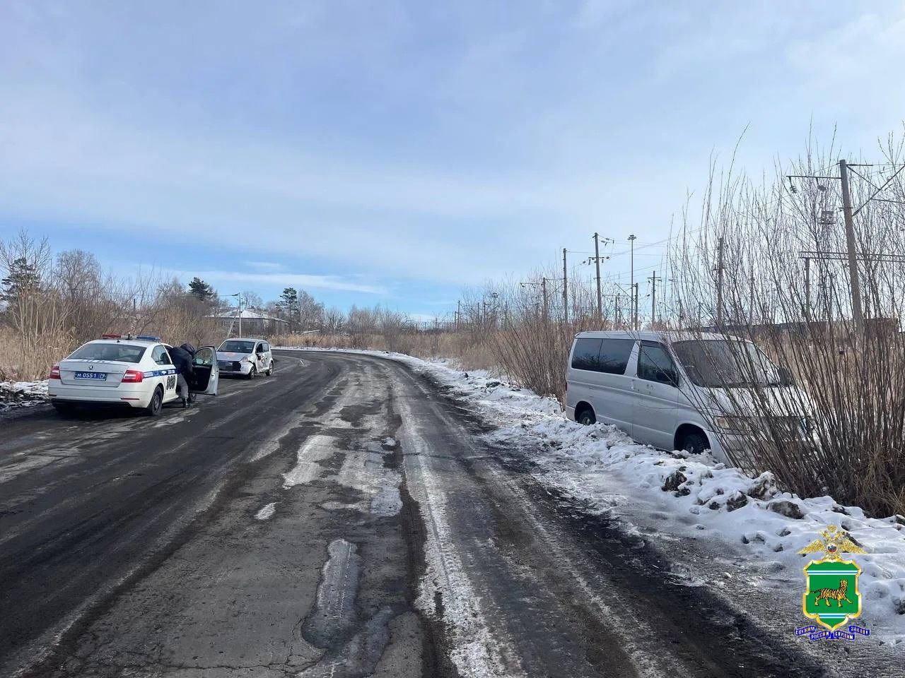 Угнал машину у тещи устроил аварию и попытался сбежать пьяный мужчина в ЕАО Житель поселка Смидович ЕАО стал фигурантом уголовного дела после рискованной поездки на чужом автомобиле Мужчина похитил иномарку у родственницы совершил столкновение на трассе и пытался убежать от патрульных сообщили РИА Биробиджан в полиции ЕАО Семейная ссора за бутылкой спиртного обернулась для жителя автономии серьезными проблемами с законом После конфликта с хозяйкой дома мужчина ушел ночевать в летнюю кухню но под утро решил воспользоваться ее автомобилем Форд Фрида без разрешения Подробнее читайте по ссылке   riabir ru 476856