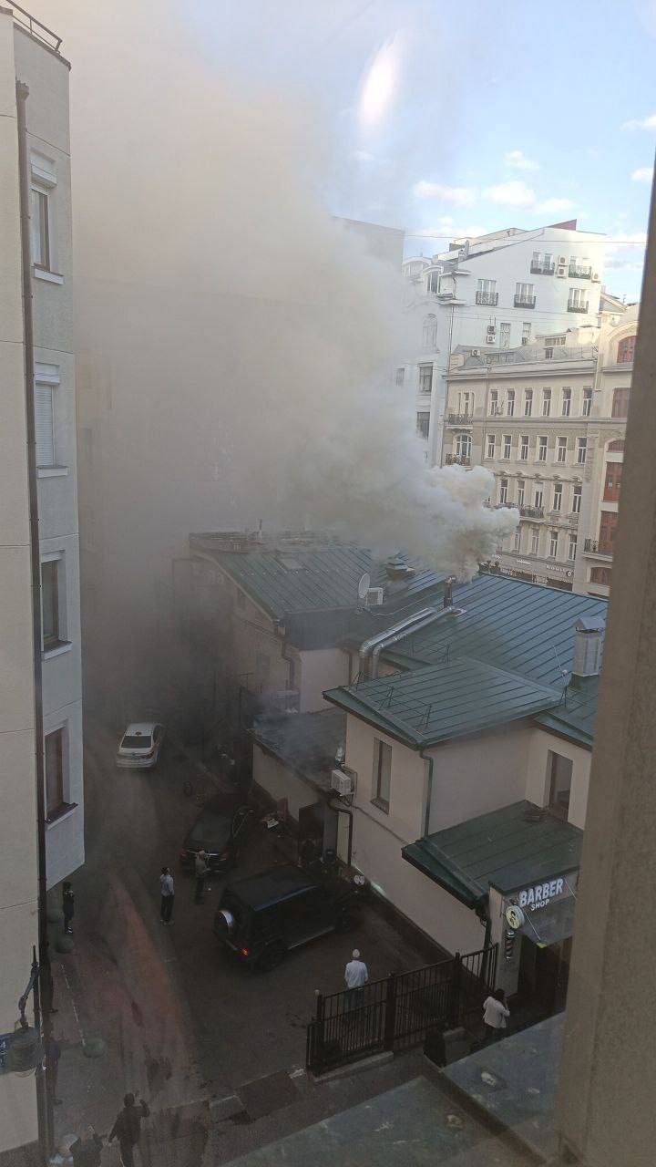 В центре Москвы пожар в районе Арбата. На Старом Арбате загорелось здание. Предварительно, горит ресторан турецкой кухни. UPD: В МЧС уточнили, что в вытяжке здания общепита произошла вспышка жировых отложений без последующего возгорания. Сейчас спасатели проводят проверку.