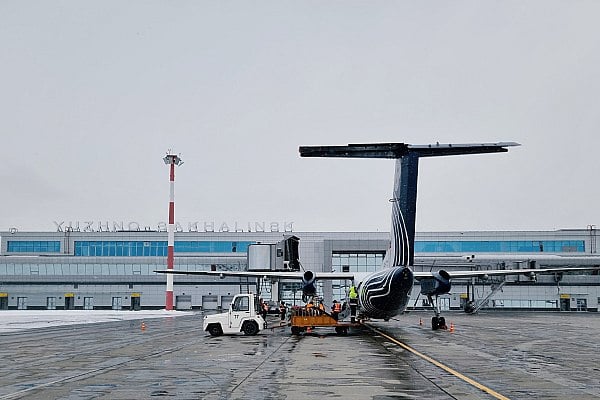 В аэровокзале «Южно-Сахалинск» тестируют новый метод посадки и высадки пассажиров  В аэровокзале «Южно-Сахалинск» тестируют новый метод посадки и высадки пассажиров. В главной авиагавани области впервые обслужили борт DHC-8 на контактной стоянке. Такое расположение воздушного судна позволило осуществить высадку и перемещение пассажиров без использования автобусов. Участниками тестовых испытаний стали авиапутешественники рейса HZ 3633 из Охи. Об этом сообщает AVIA.RU.  Как рассказали в пресс-службе аэровокзала, ранее пассажирам были доступны только два типа посадки: через телескопические трапы или автобусами. Второй применяли в случае с бортами, у которых есть собственные трапы. Такие самолеты устанавливали на дальних стоянках. Процесс обслуживания занимал больше времени. Пассажирам приходилось ждать, пока все покинут воздушное судно и разместятся в автобусе, а затем – когда транспорт подъедет от стоянки к терминалу.  aviaru.net/n281260