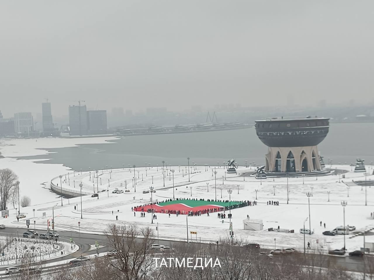 У центра семьи «Казан» развернули флаг Татарстана  Напомним, сегодня татарстанскому триколору исполнилось 33 года  Видео: Шахри Казан Фото: Аяз Исмагилов