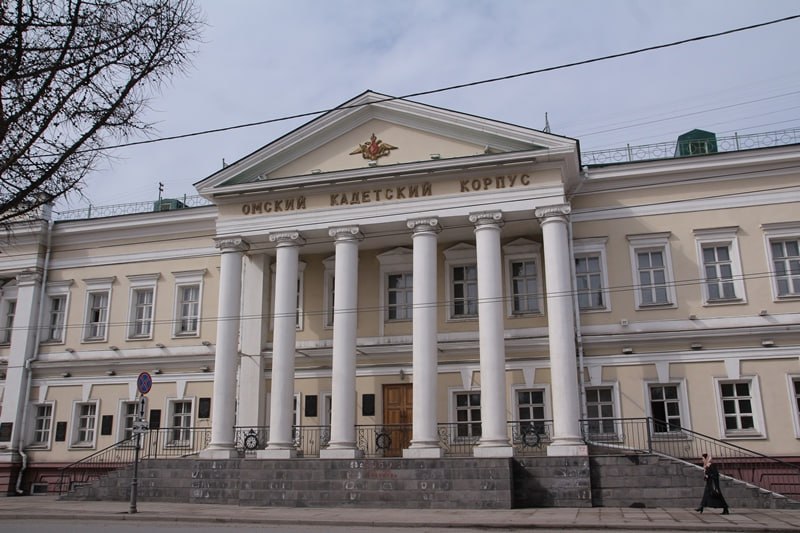Старый кадетский корпус в Омске «заселят» айтишниками В здании столовой бывшего кадетского корпуса на улице Ленина в Омске уже в этом году откроют бесплатную школу цифровых технологий «Школа 21». Соглашение об этом сегодня на ПМЭФ-2025 подписали правительство Омской области, Сбер и «Газпром нефти». На данный момент в здании, где разместится будущая школа, ведутся ремонтные работы. – Образовательные услуги будут доступны всем желающим, кто хочет получить дополнительные знания в сфере цифровых технологий, – сообщил губернатор Омской области Виталий Хоценко. В 2020 году здания на территории бывшего кадетского корпуса признали аварийными, однако спустя пять лет эксперты неожиданно признали объекты пригодными для эксплуатации. «Школа 21» стала первым объявленным объектом на этой территории. Ранее сообщалось, что корпусу хотят сохранить военное назначение.