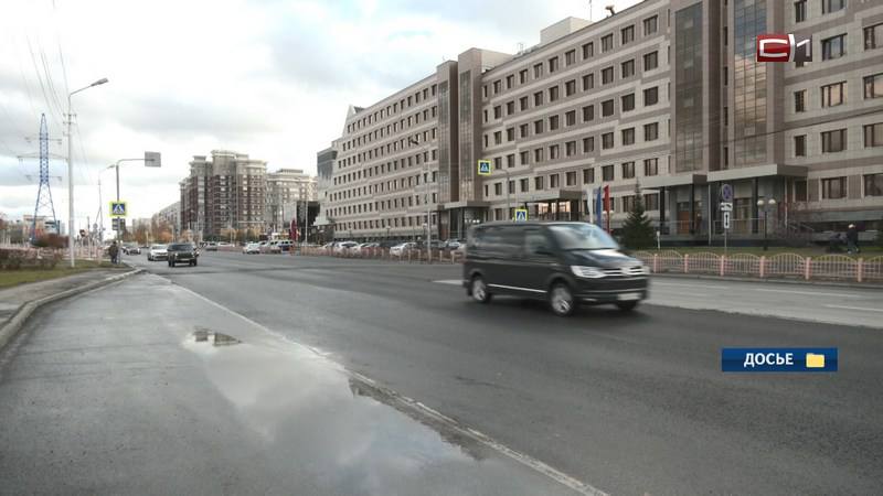 Улицу Киртбая в Сургуте могут отремонтировать в 2025 году Сургутские чиновники надеются получить деньги на ремонт улицы Киртбая в этом году. Соответствующее предложение уже направлено в окружное правительство. Об этом представители администрации сообщили в телеграм-канале главы города. В мае на заседании окружной думы будет рассматриваться этот вопрос. В случае принятия положительного решения контракт на срок с 2025 по 2027 годы должен быть заключен в третьем квартале этого года. Проект предусматривает полную реконструкцию улицы. Помимо замены асфальта запланировано озеленение территории вдоль дороги, создание велодорожек, обновление пешеходных зон; вдоль 21-го дома дома на Киртбая — обустройство автопарковки, замена павильона на остановке «5А микрорайон». _____ Sitv.ru