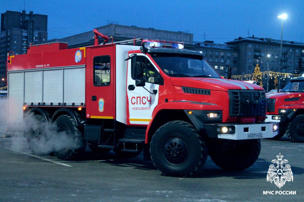 В Новосибирской области за сутки произошло 11 пожаров  Также сотрудники МЧС ликвидировали последствия шести ДТП.  За сутки 8 августа в Новосибирской области произошло 11 пожаров. Об этом пресс-служба МЧС сообщила в ведомственном телеграм-канале.  Самым масштабным возгоранием стал пожар в частном секторе Заельцовского района. К моменту прибытия пожарных горел кирпичный дом и баня.   В тушении пожара принимали участие 8 человек и две единицы техники. Справиться с огнем удалось за полчаса. Пламя повредило баню и фронтон дома.