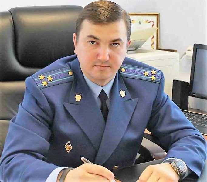 В Ростове-на-Дону экс-прокурора Пролетарского района Романа Агапова подозревают в даче взятки в особо крупном размере.  Информацию об этом подтвердил источник в правоохранительных органах.  Агапов был вынужден уволиться из прокуратуры «по собственному желанию».  Но предшествовали такому решению отнюдь не усталость или же состояние здоровья.  Причиной увольнения стало уголовное дело по факту стрельбы в кафе на левом берегу Дона.  В суде свидетели обвинения пошли, как говорится, в отказ, на глазах судьи разваливая дело.  Позже Агапов пытался зачистить информационное поле, требуя удалить сети Интернет информацию о себе.  Дело в том, что Агапов, уйдя с должности без юридических последствий, собирался устроиться в новые регионы России, но что-то пошло нет так.  В итоге экс-прокурор попался на даче взятки.  По этой же статье проходит и бывший зампрокурора Ленинского района Ростова Валерий Проскуряков.