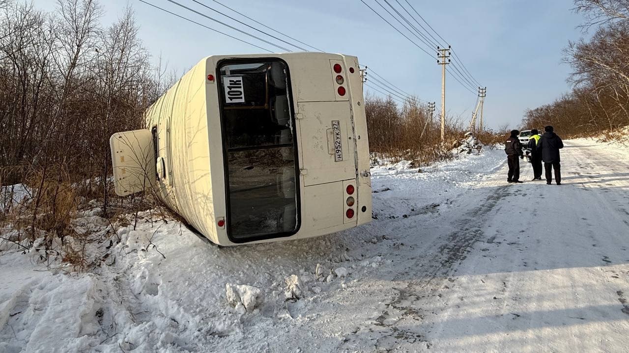 Есть пострадавшие автобус с пассажирами перевернулся в Хабаровском крае В Николаевском районе рейсовый автобус опрокинулся на въезде в село Чныррах В салоне находились кондуктор и пассажиры пострадавшей оказана необходимая медицинская помощь Прочитать статью полностью Подписаться на DVHAB Написать в DVHAB
