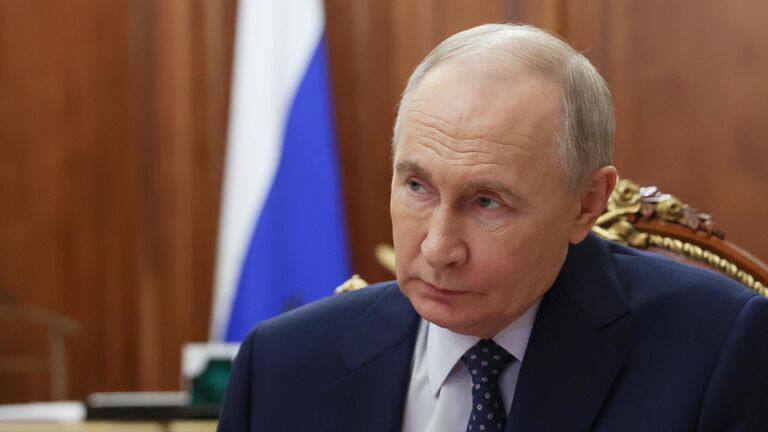 Надвигающийся кризис в сфере строительства: Владимир Путин требует решений Президент Владимир Путин выразил серьёзную обеспокоенность снижением количества новых строительных проектов в России. «Особое внимание - сфере жилищного строительства. К сожалению, количество новых проектов, которые запускают застройщики, снижается. Этот факт требует нашего особого внимания», - заявил Путин на совещании по экономическим вопросам. Президент также подчеркнул необходимость «выйти на устойчивое замедление ценовой динамики» и отметил сокращение кредитных портфелей российских банков: объем рублевых кредитов бизнесу упал на 680 млрд рублей за первые три месяца 2025 года, а кредитование физических лиц сократилось на 192 млрд рублей. Фото: POOL
