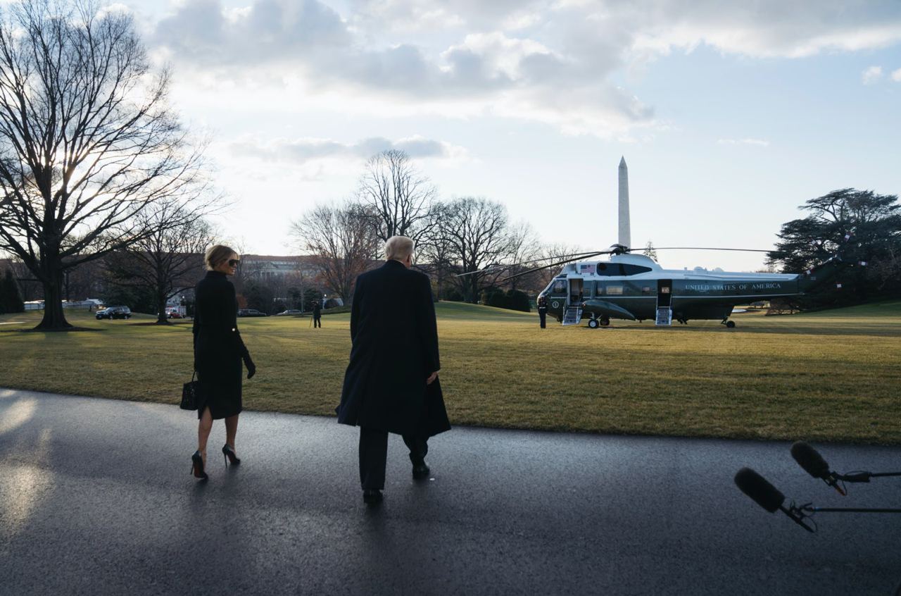 20 января 2021 года Дональд Трамп с супругой Меланией покинул Белый Дом в Вашингтоне.  По иронии судьбы инаугурация нового президента США назначена на 20 января 2025 года. И, похоже, им вновь станет Трамп.   #история_НИ