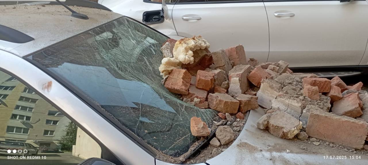 На припаркованные автомобили в Уфе рухнула стена  Как сообщили в пресс-службе Госкомитета РБ по ЧС, вчера, около 15:00, в Уфе на улице Цюрупы, 83/1, произошло обрушение части стены между оконными проемами. Инцидент произошел во время ремонтных работ, проводимых частной подрядной организацией. Площадь обрушения составила около 1 квадратного метра.  Пострадавших нет, однако повреждены припаркованные автомобили «Мерседес» и «Лада Гранта». Причины обрушения выясняются.   Обратная связь  Подписаться