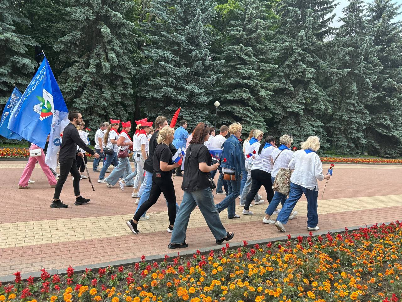 В Курске стартовал патриотический автоквест «Сохраненная память» В квесте примут участие более 200 сотрудников сферы образования города Курска. Автоквест собрал 42 команды, в составе которых: педагогические работники образовательных учреждений, сотрудники детских садов и организаций дополнительного образования. Чтобы избежать массовости, квест разделен на восемь потоков. — Главная цель мероприятия – сохранение, передача и приумножение памяти, а также формирование культуры бережного отношения к памятникам истории, находящимся на территории нашей страны, — рассказала председатель Курской городской организации Общероссийского профсоюза образования Марина Боева. Квест состоит из двух этапов. На первом участники проходят интеллектуальную викторину, посвященную историческим событиям. На втором этапе командам необходимо найти памятники по описанию и выполнить творческие задания: участникам предлагается снять фото- и видеоматериалы, в которых они расскажут о посещенных местах и полученных знаниях. Финиш — на Триумфальной арке, где состоится возложение цветов. — Первый автоквест, посвященный Дню России, инициирован молодежным советом и проводится в рамках Года защитника Отечества. Такой формат выбран неслучайно: молодые педагоги смогут познакомиться друг с другом, а также увидеть город с новой стороны. Сегодня важно воспитывать патриотизм у молодого поколения. Не зная истории, мы не сможем научить детей истории нашего края! — уверен председатель молодежного совета городского профсоюза образования Руслан Сеидов. Фото: Ольга Заводнова.