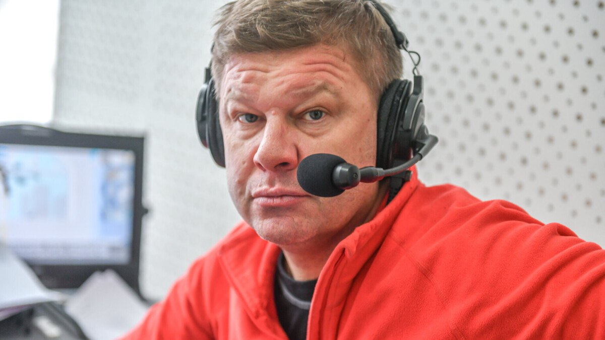 «Очень сильно изменились правила», – Губерниев для Матч ТВ о 7-м месте Гайдай в предварительном раунде техпрограммы на ЧМ  «Вид спорта практически другой стал за время нашего отсутствия. Понятно, что сейчас, если мы выиграем золото, это будет прямо огромный подарок судьбы. Наше синхронное плавание всё сделает для того, чтобы быть в тренде. Но мы понимаем, что в этом виде спорта очень сильно изменились правила, состав судейского корпуса, и плюс ко всему, естественно, свято место пусто не бывает. Нас выкинули, и мы не выступали довольно долго, пропуская чемпионаты мира, Европы и Олимпийские игры, что важнее. Естественно, многое поменялось, и нам надо быть готовыми к тому, что нам придется очень сложно.  И сразу хочу сказать: все, кто сейчас будет рассказывать про то, «какие-сякие спортсмены у нас, только седьмое место, раньше было иначе, не надо было ехать» – я таких презираю! Потому что мы должны помочь максимально Гайдай, Дорошко и другим спортсменам. Представляете, они в расцвете своих спортивных сил, подхватили такое знамя! И им сложно это знамя удержать. Не будем забывать, что в свое время Давыдова с Ермаковой проиграли чемпионат мира 2001 года в Японии после того, как ушли Киселева и Брусникина. Но потом Давыдова и Ермакова все доказали, в том числе в соперничестве с Киселевой и Брусникиной, что они могут ехать на Олимпиаду 2004 года и там побеждать.  Так что какое бы место ни занял любой наш спортсмен на этом чемпионате мира, это все будет очень трудно. Мы должны спортсменов максимально поддержать. Посылаю Гайдай лучи поддержки и очень надеюсь, что она сумеет побороться за призовое место. Любая медаль будет сродни победе на этом чемпионате мира»  За свое выступление синхронистка получила 246,0517 балла. ЧМ в Сингапуре проходит с 11 июля по 3 августа. Трансляции – на каналах Матч ТВ.        Денис Бушковский/Матч ТВ