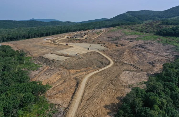 В Большом Камне приступили к строительству подстанции 500 кВ «Варяг». Она позволит снизить риски энергодефицита на юге Приморья и обеспечить мощностью новых потребителей. В перспективе новые объекты могут быть задействованы в электроснабжении города Спутник.