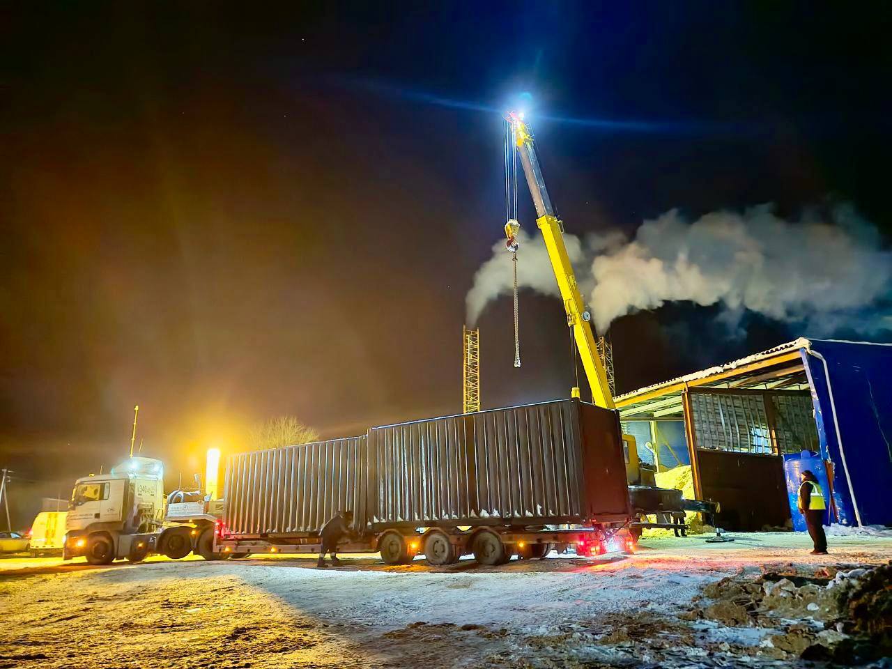 В Заплюсье прибыли две блочно модульные котельные установки 15 января сотрудники Россети Северо Запад выполнили необходимые для переподключения работы Об этом сообщил губернатор Псковской области Михаил Ведерников в своем канале в MAX Соблюдение норм безопасности при монтаже и пусконаладке обеспечивали сотрудники МЧС Подключение и запуск оборудования обеспечивает поставщик Контроль осуществляют спецпредставители правительства и глава округа Такие аварийные установки используются для временного или резервного теплоснабжения Они бывают различной мощности подбираются под параметры конкретного объекта и могут присоединяться каскадным способом В нашем случае с учетом потребностей поселка используются два модуля Наша общая задача как можно быстрее обеспечить нормативное тепло в квартирах резюмировал Михаил Ведерников Фото канал Михаила Ведерникова в MAX