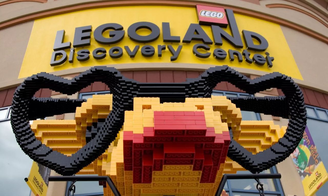 Датский производитель игрушек Lego объявил в среду о приобретении 29 развлекательных центров у оператора тематических парков Merlin Entertainments в рамках сделки стоимостью 200 млн 269 5 млн мировойопыт 15 расположены в Северной Америке семь в Европе а ещё 7 в Азиатско Тихоокеанском регионе в Китае Японии и Австралии Это приобретение соответствует стратегии Lego по усилению контроля бренда над потребителей Компания Merlin которая также управляет такими достопримечательностями как музеи восковых фигур мадам Тюссо и колесом обозрения Лондонский глаз продолжит управлять 11 тематическими парками Legoland по всему миру по лицензии Lego сообщили компании PS Ждем когда Детский Мир станет Детским Развлекательным миром arendatrk Чат заявок от арендаторов ok arendatrk  Новые ТЦ в журнале Arenda trk