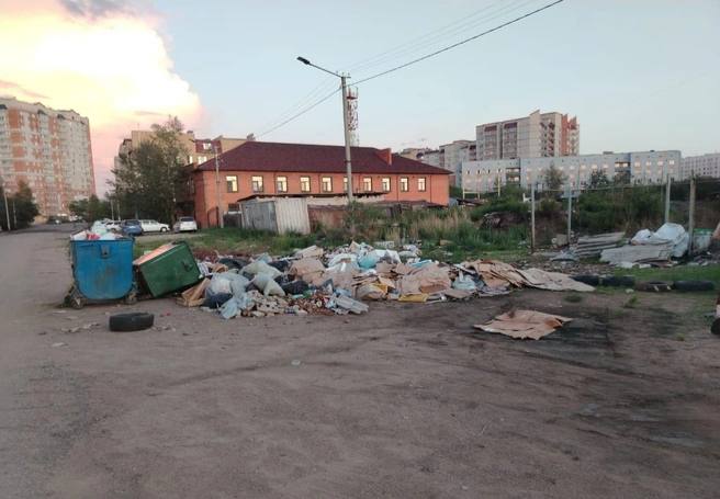 Мусор, вонь и мыши прямо за рестораном в центре Читы.  Жители пожаловались на помойку на улице Кастринской, за рестораном «Гермес»:  Вонь стоит невозможная, мухи кругом. На помойку выкидывают остатки после разделки мяса. Это угроза здоровью.  В «Олероне» читинке ответили, что свалка не их. В мэрии заявили, что включили мусорку в план уборки на 2025 год, но когда именно — не знают.   Глава Центрального района Читы Игорь Калмыков пояснил  , что заключения контрактов ещё ждут:  Уборка стихийных свалок всегда дорогостоящая, учитывается всё по габаритам.  Местные жители отмечают, что уборку необходимо сделать как можно скорее. Если зимой свалка не раздражает хотя бы запахом, то летом это место притяжения не только собак, но и других разносчиков инфекций.  Фото от очевидца    Подписаться