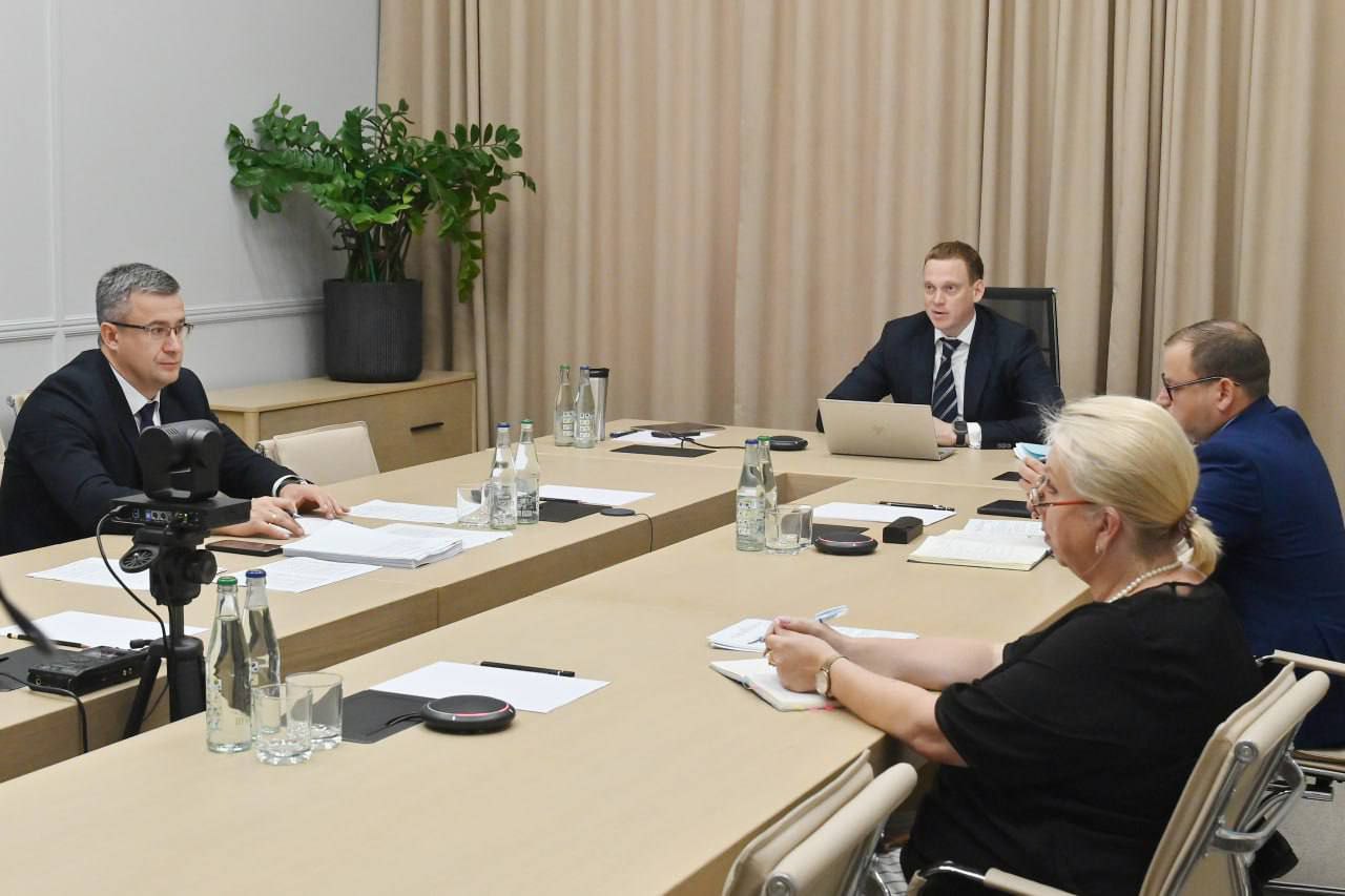 Провели очередное заседание комиссии Госсовета РФ по направлению «Эффективная и конкурентная экономика»   Подвели итоги года совместной работы. За это время через комиссию прошло много важных вопросов. Доработана программа льготного кредитования МСП, расширены возможности упрощённой системы налогообложения, запущен федеральный проект «СВОй бизнес» и программы социального контракта для наших защитников.   Продолжаем работу по задачам нацпроекта. До конца года планируем проработать много важных тем. Среди них – снижение административной нагрузки на предпринимателей, донастройка налоговой сферы и законодательства в сфере закупок, развитие социального и семейного бизнеса.   Благодарю комитет Госдумы по МСП, Агентство стратегических инициатив, Корпорацию МСП, Торгово-промышленную палату, Российский союз промышленников и предпринимателей, а также глав и представителей субъектов в составе комиссии за активную работу и продвижение важных инициатив.