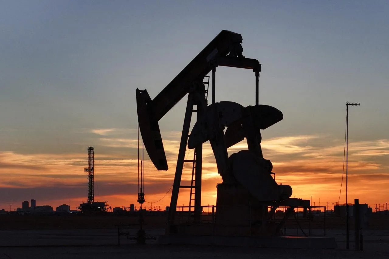 Brent поднялась выше 110 за баррель впервые с начала мая Июльские фьючерсы на нефть Brent на торгах ICE превысили отметку 110 за баррель Цена выросла на 1 27 до 110 65 В последний раз нефть торговалась выше этого уровня 4 мая тогда котировки достигали 114 44 Рост цен происходит на фоне новых заявлений президента США Дональда Трампа в адрес Ирана 17 мая он предупредил что для Тегерана часы тикают и пригрозил ударом гораздо сильнее чем раньше если страна не предложит более выгодные условия Читайте Газету Ru в MAX