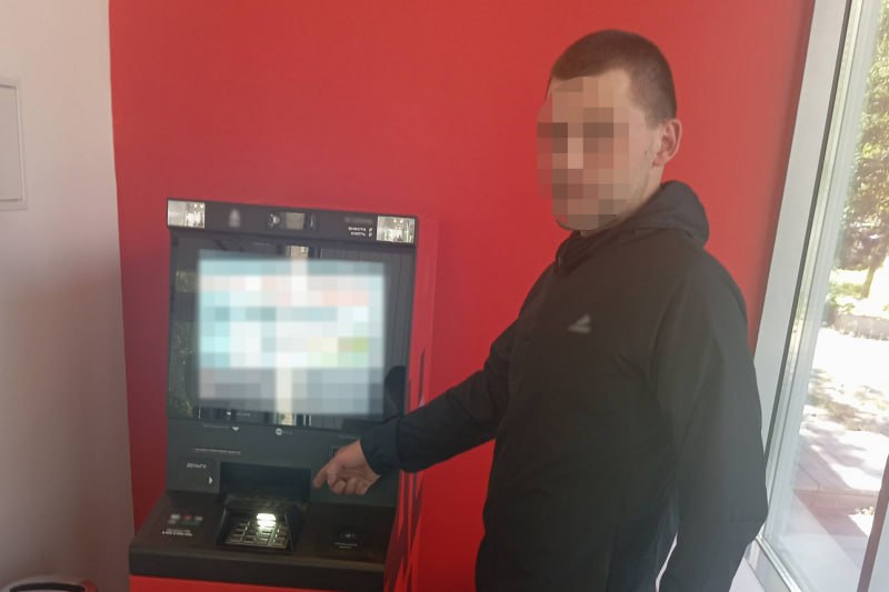 В Архангельске остановили рецидивиста, уродовавшего городские улицы рекламой наркоты По информации пресс-службы областного УМВД, в Архангельске установлена личность гражданина, который наносил в городе рекламу интернет-магазинов по продаже наркотиков. Своеобразным рекламным агентом оказался местный рецидивист 1994 года рождения. Работу он нашёл в мессенджере. В настоящее время установлено 8 фактов противоправной деятельности, по каждому составлен административный протокол. За пропаганду наркотических средств, растений, содержащих наркотические средства или психотропные вещества предусмотрена ответственность по статье 6.13 КоАП РФ. Злоумышленнику грозит административный штраф до 30 тысяч рублей. Фото: УМВД