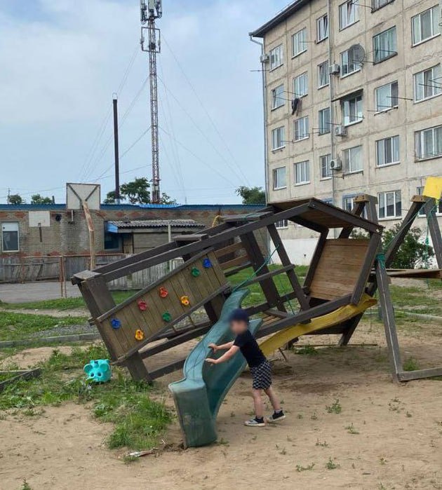 Детский городок упал на ребёнка на игровой площадке в Лесозаводске В момент падения рядом с конструкцией гуляла маленькая девочка. Прокуратура поставила на контроль установление обстоятельств произошедшего. Надзорное ведомство проверит соблюдение норм безопасности при установке и эксплуатации игрового оборудования. Источник: Фото: ОТВ.Происшествия