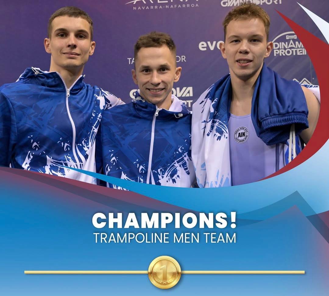 Белорусские батутисты Иван Литвинович Себастьян Станкевич и Андрей Буйлов заняли первое место в командных соревнованиях на чемпионате мира в Памплоне Наш квартет лучше соперников справился с программой и получил в сумме 21 очко Второе место у гимнастов из России Бронзовыми призерами стали представители Португалии Сегодня также состоялись командные состязания у женщин Наши девушки Яна Лебедева Виолетта Бордиловская Екатерина Ершова стали серебряными призерами мирового форума Первое место у квартета китайских батутисток Белорусы проявили себя и в смешанных прыжках Как сообщалось золотые награды чемпионата мира завоевали Екатерина Ершова и Станислав Яскевич 9 ноября на чемпионате мира будут разыграны заключительные комплекты наград Андрей Буйлов и Иван Литвинович выступят в финале мужских синхронных прыжков также Буйлов Лебедева и Ершова поспорят за медали в индивидуальном зачете olympicteamby