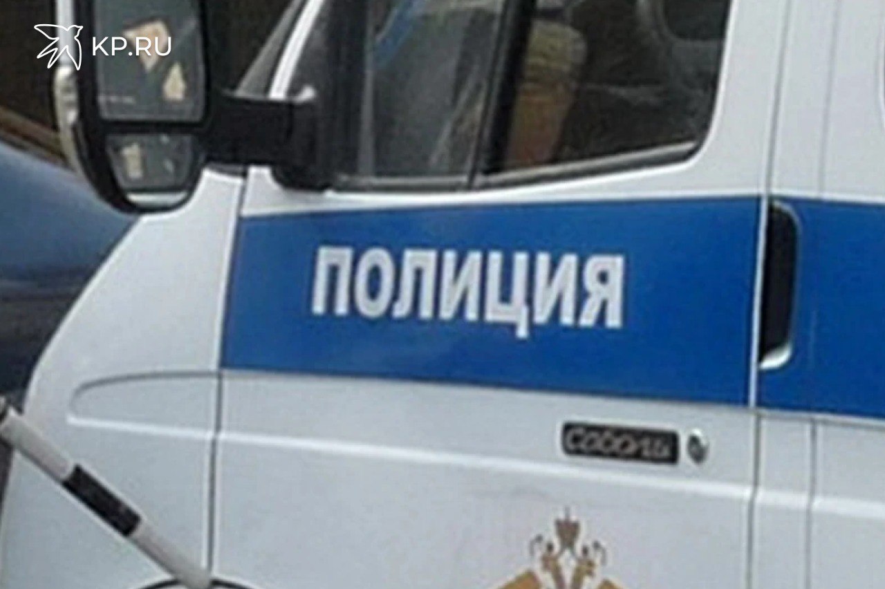 В результате страшной драки в центре Воронежа четверо пострадали двое из них в реанимации Массовая драка на проспекте Революции в Воронеже закончилась реанимацией и отделом полиции В сеть попали видео страшной бойни в центре города в ночь на 17 сентября В результате несколько человек после того как компания их била ногами лежали на тротуаре бездыханно Очевидцы говорят что одной компании не понравилось как на нее посмотрели участники второй И это привело к противостоянию Агрессоры первоначально скрылись но их все таки поймали По данным ГУ МВД России по Воронежской области задержали пятерых подозреваемых в возрасте от 20 до 30 лет Пострадали четверо мужчин 35 38 лет Трое из них попали в больницу причем двое в реанимацию Четвертому пострадавшему госпитализация не потребовалась Возбуждено уголовное дело за покушение на убийство двух и более лиц совершенное группой из хулиганских побуждений устанавливаются все обстоятельства инцидента решается вопрос об избрании подозреваемым меры пресечения сообщили в следственном управлении СК России по Воронежской области