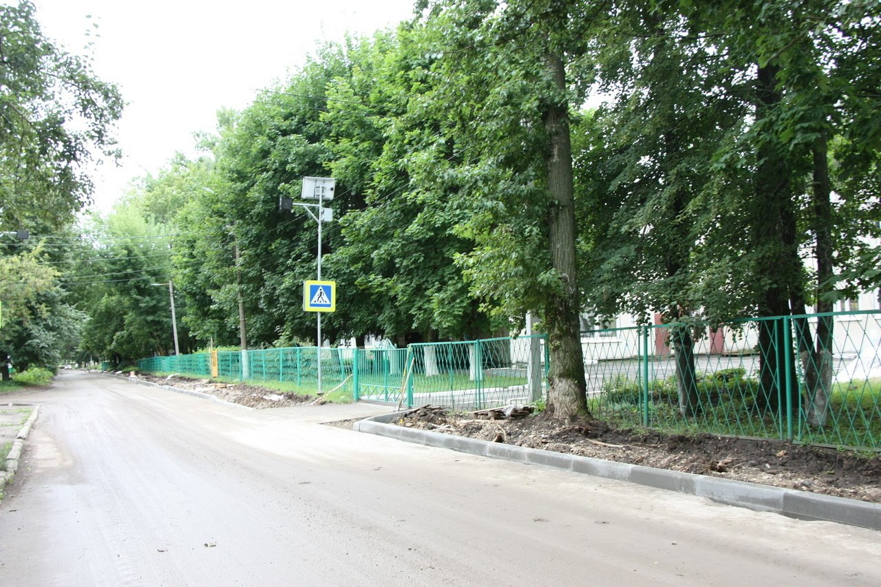 В Рязани продолжается ремонт улиц по программе «Окраины». 5 августа комиссия в составе представителей городской администрации, депутатов, подрядчика и местных жителей осмотрела ход работ на улице Предзаводской, где выполняется обустройство нового тротуара вдоль социальных объектов. Тротуар соединит общеобразовательную школу №49, детский сад №152 и библиотеку №10. Общая длина участка 370 м. Работы ведутся в рамках муниципальной программы «Развитие отдельных территорий города Рязани» по инициативе местных жителей и комитета ТОС поселка Строитель при поддержке депутатов. Кроме того, в ближайшие дни начнется ремонт дорожного полотна на отрезке длиной 220 м., соединяющем улицы Предзаводскую и Качевскую, ведущему к детской школе искусств №3. Он также будет проходить по программе «Развитие отдельных территорий города Рязани».