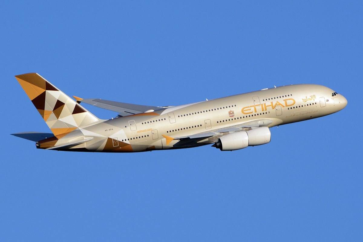Etihad Airways запустила сразу семь новых маршрутов из Абу-Даби На фоне вчерашнего объявления Wizz Air об отмене своих рейсов из Абу-Даби, Etihad Airways объявила сегодня о запуске новых рейсов в эти же страны. Новыми направлениями стали — Алматы, Баку, Бухарест, Медина, Тбилиси, Ташкент, Ереван. Рейсы будут выполняться из Абу-Даби. Билеты поступят в продажу в ближайшие несколько дней, а полеты начнутся в марте 2026 года, рейсы из Медины - в ноябре 2025 года. Так, в 2025 году Etihad объявила уже о 27 новых направлениях.