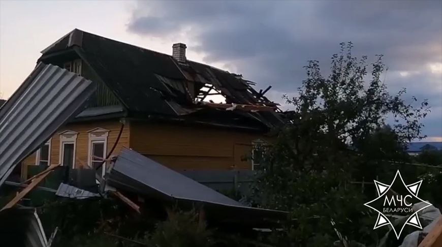 Спасатели ликвидируют последствия непогоды в населенных пунктах Брестской области, сообщили БЕЛТА в МЧС Беларуси По оперативным данным, из-за грозового фронта пострадал агрогородок Жидче Пинского района Брестской области. Пострадавших нет. #1регион Больше новостей с