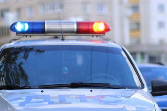 Во Владивостоке водителю назначено 5 суток ареста за тонировку Инспекторы ДПС привлекли внимание автомобиль Тойота Ноах с тонировкой не соответствующей техрегламенту За рулём был 23 летний гражданин ранее привлекавшийся за аналогичное нарушение В феврале 2025 года на водителя был составлен материал по статье КоАП РФ за управление автомобилем с несоответствующей тонировкой Возбуждено дело за неповиновение законному требованию сотрудника полиции В суде водитель признал вину и раскаялся Судья назначил административный арест на 5 суток Составлен материал за управление ТС водителем не имеющим права управления Автомобиль помещен на стоянку Госавтоинспекция напоминает о влиянии тонировки на безопасность Разрешена любая тонировка заднего стекла на передние стекла есть ограничения по светопропусканию В случае внештатной ситуации обращайтесь в Госавтоинспекцию 8 423 2490 921