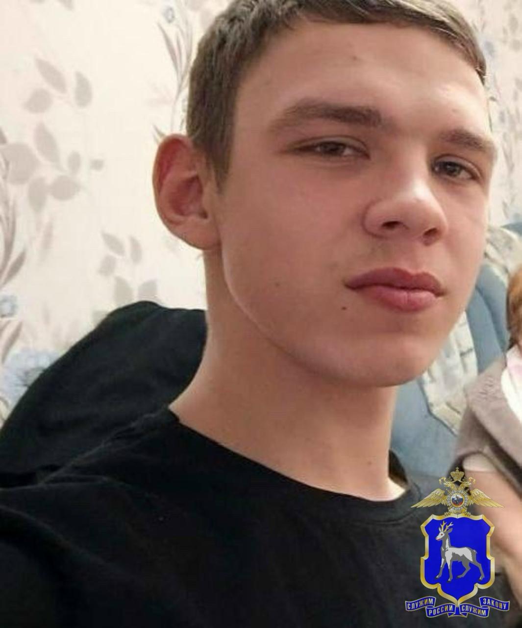 Сотрудники полиции разыскивают 16 летнего жителя Ставропольского района Александра Харитонова 11 ноября в 06 40 он уехал из дома расположенного в селе Подстепки Ставропольского района в колледж в г Тольятти и до настоящего времени его местонахождение неизвестно Приметы разыскиваемого на вид 16 17 лет рост 165 см худощавого телосложения волосы русые бакенбарды сутулый хромает на левую ногу глаза зеленые Был одет куртка черного цвета толстовка черного цвета штаны серо зеленого хаки цвета серые кроссовки Всем кому что либо известно о местонахождении несовершеннолетнего просьба сообщить в отдел полиции О МВД России по Ставропольскому району по телефону 8 8482 93 66 99 или по телефону дежурного офицера пресс службы ГУ МВД России по Самарской области 8 999 701 02 33