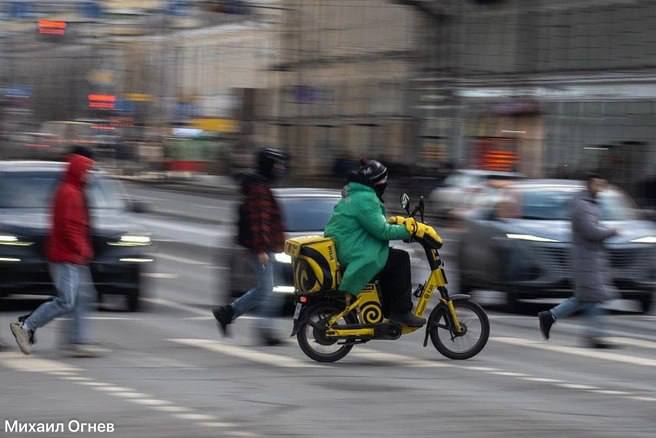 С сегодняшнего дня в Петербурге начали действовать ограничения на работу мигрантов с патентами которые работают курьерами Службы доставки увеличили стоимость своих услуг по некоторым направлениям На изменения в основном отреагировал сервис Самокат где также ввели систему скидок 10 для самовывоза заказов из пунктов выдачи в меньшей степени Яндекс А рестораны со своей собственной доставкой пока лишь перестраивают работу и особых изменений пока не видно Фонтанка сравнила стоимость доставки продуктов по нескольким адресам до и после начала запрета Подробности читайте здесь fontankaspb