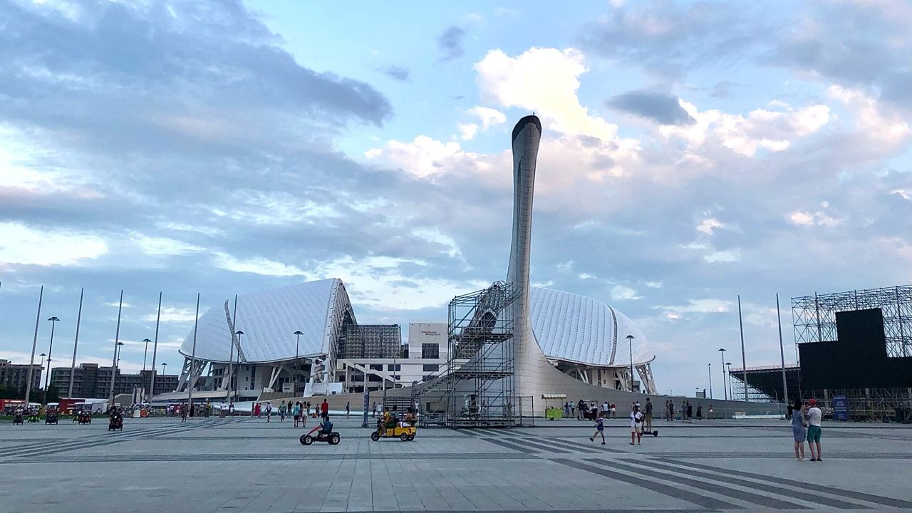 В Сириусе хотят создать самую длинную подвесную тропу в Европе Власти Сириуса планируют создать два пешеходных экомаршрута которые соединят восточную и западную часть федеральной территории Первый маршрут под названием Сириус свяжет Орнитологический парк в восточной части с дендропарком Южные культуры в западной части
