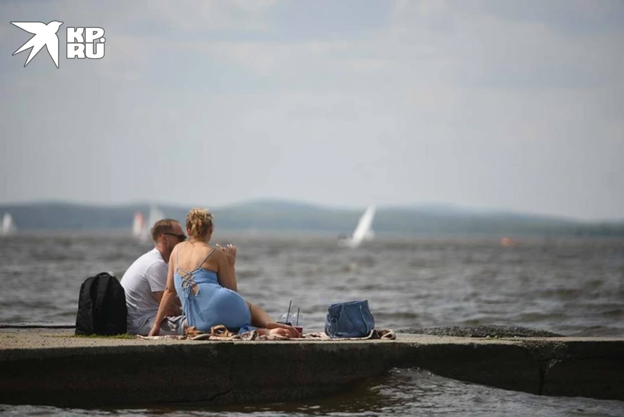 Все 24 пляжа в Петербурге признали непригодными для купания Впрочем, погода в Северной столице итак не располагает к купаниям, но всё же. Специалисты Роспотребнадзора отобрали 144 пробы воды в девяти акваториях. Результат исследования оказался неутешительным — ни один из 24 пляжей непригоден для купания. Если очень хочется поплескаться на природе, то можно съездить в Ленинградскую область. Пригодными для купания признали реку Бурная, озера Отрадное, Раздольное, Снетковское и Царицыно. : Алексей Булатов : СПб — отдай свой буст нам