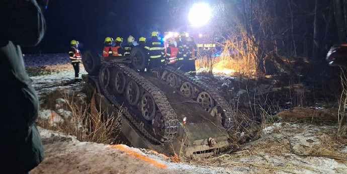 В окрестностях поселка Horní Dvořiště  Южночешский край  в ходе демонстрационного заезда исторической военной техники перевернулась одна из бронемашин OT-810 чешского производства, в кузове которой находились пассажиры. В результате 2 человека погибли и 8 получили травмы различной степени тяжести.