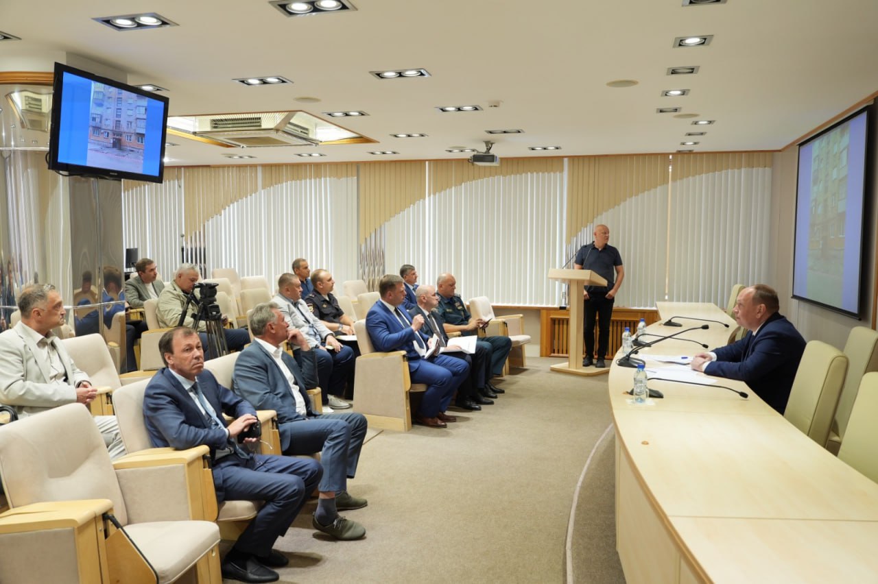 На месте просадки грунта возле дома №114 по ул. Бограда сегодня начнутся первые аварийно-восстановительные работы  Такое решение было принято на экстренном заседании городской комиссии по ЧС под председательством и.о. главы города Алексея Шувалова. Также по итогам заседания объявлена угроза возникновения ЧС муниципального характера.  Поручено провести инструментальное обследование здания, которое позволит оценить состояние конструкций не только первого подъезда, а дома в целом и выработать план аварийно-восстановительных работ.  Отметим, дом был построен в 1960 году. К настоящему времени не был признан аварийным. В первом подъезде жилого дома 20 квартир. Сейчас принимается решение о предоставлении временного жилья всем нуждающимся. Администрацией Железнодорожного района ведётся индивидуальная работа с каждой семьёй. Подробности на сайте.