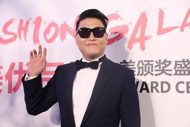 Исполнителя Gangnam Style задержала полиция по подозрению в незаконном употреблении ксанакса По версии полиции с 2022 года певец Psy Пак Чэ Сан получал рецепты на психотропные препараты Ксанакс и Стилнокс в университетской больнице Сеула без личного посещения врача Вместо него лекарства забирали менеджер и другие лица пишет агентство Yonhap Эти препараты помогают при нарушениях сна но могут вызывать зависимость Агентство артиста заявило что у него действительно есть хроническое расстройство сна однако признал что получение лекарств через посредников было ошибкой kursivm kursiv news
