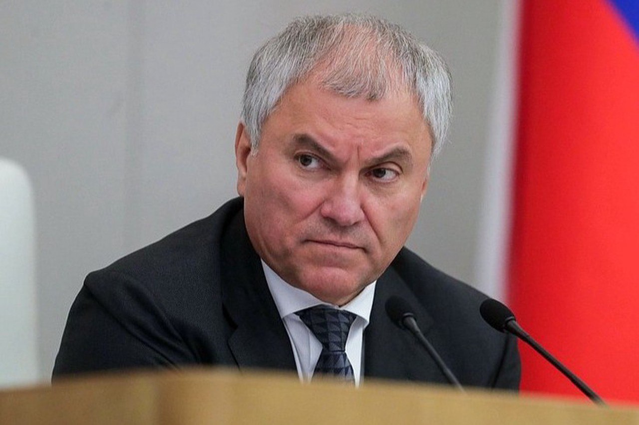 РФ признает водительские права только тех стран где русский язык имеет официальный статус Об этом заявил председатель Госдумы Вячеслав Володин Те кто приезжает из страны где русский язык не имеет статуса официального мы не можем признавать их водительские права и в данном случае гражданам этих стран надо сдавать правила экзамены в этом только случае они смогут получить права на вождение автомобиля подчеркнул он Володин добавил что знание русского языка это базовый вопрос в признании иностранных водительских прав в РФ Подпишитесь на Абзац TG VK Дзен MAX Rutube