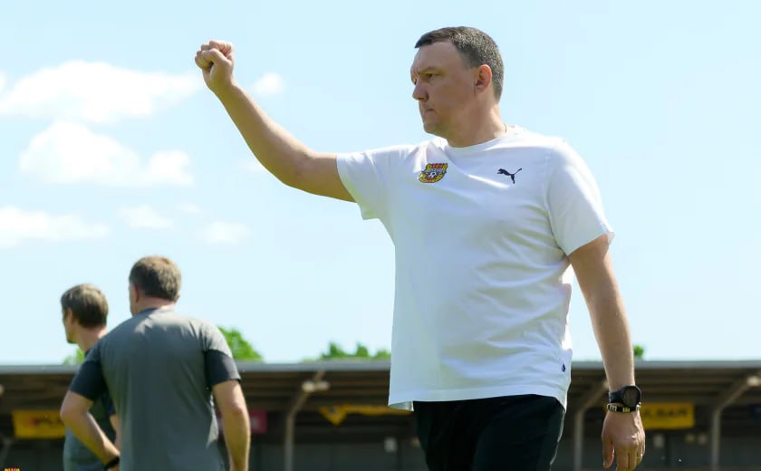 Александр Сторожук покинул пост главного тренера тульского "Арсенала".   "По видеосвязи [с руководством] поговорили, решили, что каждый дальше идет своей дорогой. Поблагодарили друг друга. Мне сказали, что в непростое для клуба время справился достойно", — цитирует Сторожука Metaratings.ru.
