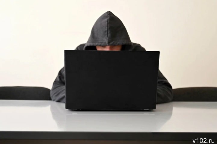 В Волгоградской области полицейские подвели итоги борьбы с интернет-мошенниками в первом полугодии 2025 года. Всего за шесть месяцев злоумышленникам удалось совершить 7,6 тыс. преступлений с использованием IT-технологий, украв у доверчивых жителей региона 983 млн рублей. - При этом 6,6 тыс. преступления были совершены с использованием сети интернет, а 1 877 преступлений — с использованием мобильной связи. Интернет продолжает оставаться основным инструментом в руках мошенников, однако количество преступлений с применением мобильной связи также остаётся значительным, - сообщили журналистам в пресс-службе ГУ МВД России по Волгоградской области. Уязвимее всего перед аферистами пожилые люди. Против них с начала 2025 года совершено 1,5 тыс. преступлений. Подробнее