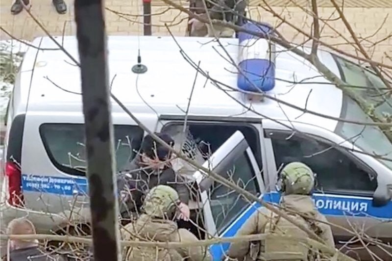 Произошедшее в школе в Одинцове только верхушка айсберга Трагедия в подмосковной школе вновь заострила вопрос о профилактике деструктивного поведения среди подростков Депутат Госдумы Нина Останина высказала свое мнение о случившемся и необходимых шагах Главное решение по ее мнению запустить качественную систему профилактики Для этого в каждой школе должен работать психолог с отдельным кабинетом куда подросток в трудной ситуации сможет прийти Психологи вместе с педагогами должны отслеживать обстановку используя например простые социометрические тесты для выявления изгоев или лидеров в классе Останина подчеркивает что для этого срочно необходим закон о психологической помощи который четко определит статус права и квалификацию специалистов Без системных мер включая принятие закона о психологической помощи деструктивные процессы в подростковой среде будут только нарастать Подписаться на Российскую газету в Читать нас в MAX