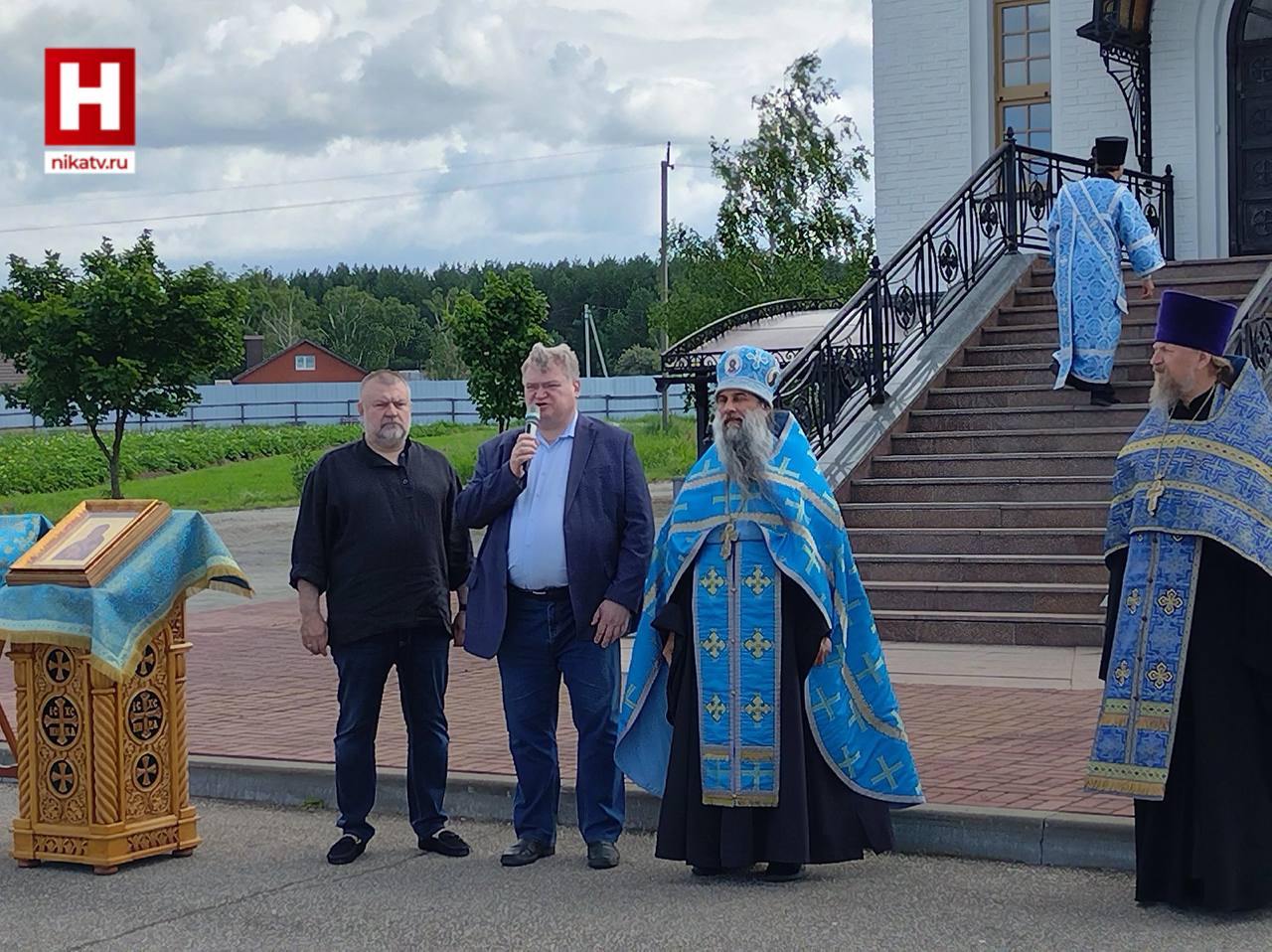 Воспитанников казачьих классов из «Областного центра образования» приняли в кадеты Торжественная церемония прошла во Владимирском скиту: больше двух десятков мальчиков и девочек произнесли торжественное обещание, приложились к иконе и полковому знамени. К этому дню школьники шли не один день: все они учатся в казачьих кадетских классах, поэтому в их ежедневном расписании, помимо школьных уроков, есть строевая подготовка, обучение навыкам выживания в дикой природе, верховая езда. День для приёма в кадеты был выбран не случайно: это канун праздника иконы Владимирской Божией Матери, когда верующие благодарят Богородицу за помощь в избавлении Москвы от ига хана Ахмата. В память об этом событии в скиту отслужили благодарственный молебен и возложили цветы к поклонному кресту. ⏩ Значимость выбранной даты отметил министр внутренней политики Олег Калугин: «С этого дня начались большие угорские события. Москва трое суток молилась иконе Владимирской Божией Матери: именно тогда произошёл духовный перелом. Тогда и великий князь московский, и боярство, и русский народ приняли решение идти до конца в борьбе с Ордой. И эта борьба увенчалась успехом 11 ноября 1480 года. Так что день и место — символичные. Поэтому сегодня принимаем присягу казачков, и они будут учиться, развиваться, служить Родине». Новоиспечённых кадетов приветствовал председатель Национального антикоррупционного комитета, член Совета при Президенте РФ по развитию гражданского общества и правам человека Кирилл Кабанов: «У нас есть задача по сохранению нашей национальной идентичности, нашей культуры и традиций. Это не просто слова: нужно делать практические вещи. И казачество — возрождение казачества — это воспитание патриотов, которые защищают свою Родину. Роль казачества — защита Родины. И вот мы видим, что у нас сегодня святой праздник, святое место, и у этих детей уже будет формироваться правильное ощущение Родины и обязанности перед ней». В финале церемонии своим мастерством собравшихся порадовали наездники Калужского отдельского казачьего общества: они продемонстрировали приёмы джигитовки, фланкировку, умение управлять лошадью. Прислать новость Заказать рекламу