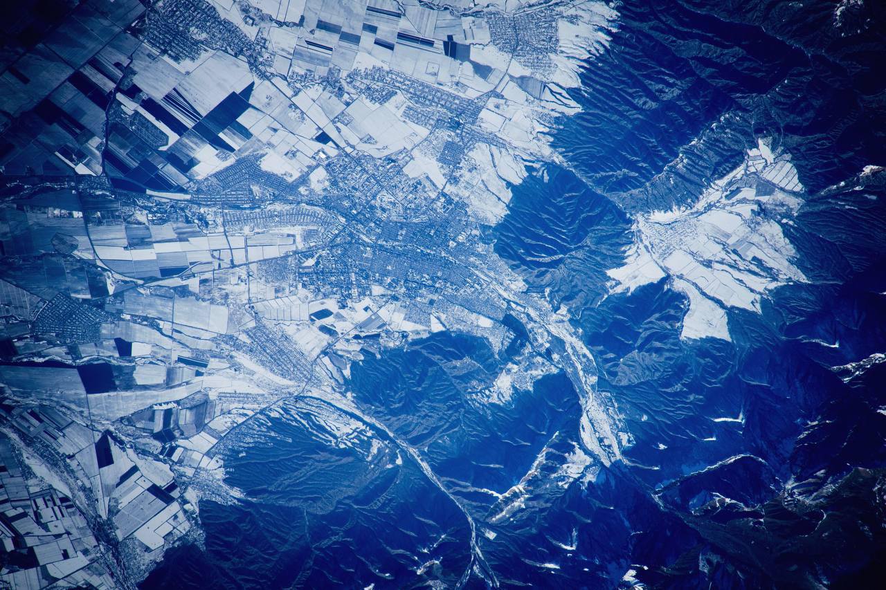 Владикавказ сфотографировали с борта МКС Снимок в своём канале опубликовал Герой России космонавт испытатель Антон Шкаплеров Он делает фото разных уголков России из космоса Пейзаж Владикавказа отчётливо напоминает о масштабе природы в регионе С орбиты особенно заметно как он вытянут вдоль Терека реки которая определила его судьбу Владикавказ основан в 1784 году как крепость а сегодня это один из самых ярких городов Северного Кавказа культурный центр промышленный узел и место где объединяются разные традиции и народы На фотографии чётко видны хребты Скалистого и Лесистого Кавказа обрамляющие город В ясную погоду отсюда видна вершина Казбека и даже с орбитальной станции чувствуешь ту же мощь гор что ощущают жители каждый день С высоты МКС Владикавказ выглядит компактным но живым словно сердце которое бьётся в такт рекам дорогам и улицам И каждый такой снимок напоминает город небольшой пункт на карте Земли но огромный мир для тех кто его любит написал он в своём канале Отметим Антона Шкаплерова связывает с Владикавказом любопытная деталь Два года назад в школе космонавтики установили капсулу корабля Союз в которой Шкаплеров спускался на Землю с МКС ossnews